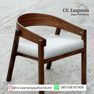 Kursi Lounge Kayu Rendah (Low Lounge Chair)
